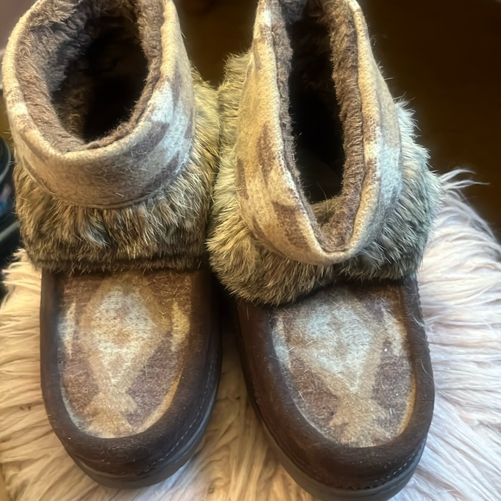 Mando be mukluks never worn brand new size 7